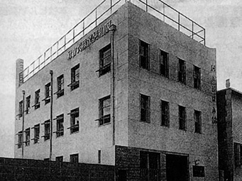 The newly constructed Hanwa head office building in Osaka in November 1951 stood at the same location of the present building.