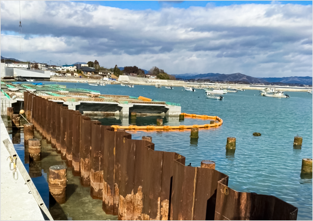 Steel sheet piles holding back seawater